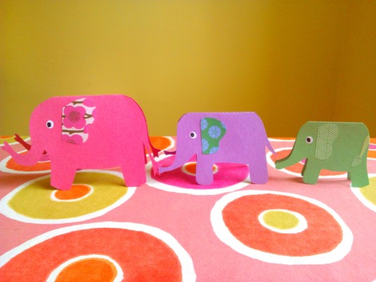 Kolme elefanttia marssi näin aurinkoista tietä eteenpäin...